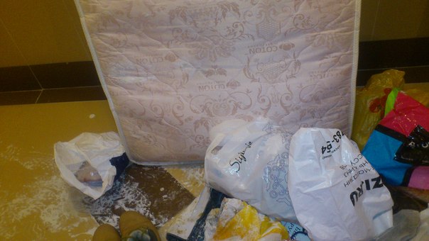 вещи  в подъезде